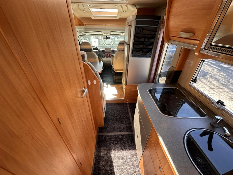 Adria Coral 660 SL 160PK Lengtebedden Airco  foto: 13