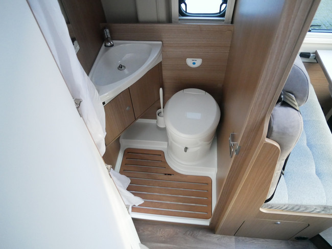 Carado CV 540 Edition 15 5.40 Meter Buscamper, Dwarsbed foto: 15