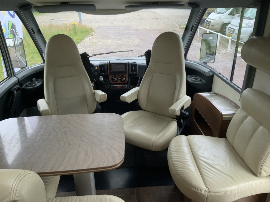 Bürstner Aviano 727 2.3 AUTOMAAT  150  PK integraal ,  Motor-airco  , Queens-bed , gelijkvloers , zij  zitgroep Bj. 2012 Camper centrum on the road foto: 3