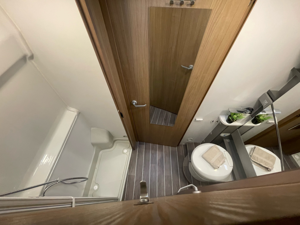 Adria Twin 640 SPX DWARSBED ZONNEPANEEL BEARLOCK EURO6 foto: 8