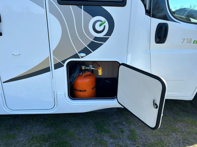 Chausson 718 EB 2.3 131 PK Fiat Ducato Half-Integraal Camper QUEENS BED IN Hoogte verstelbaar foto: 19
