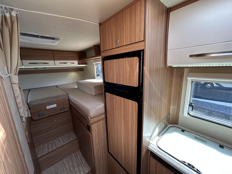 Hymer Carado ENKELE BEDDEN + HEFBED  foto: 11