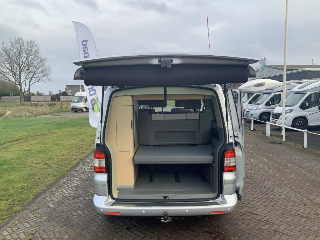 VW Westfalia California 2.5 TDi 130 PS, 5 Sitzpl&auml;tze, 4 Schlafpl&auml;tze, Elektr. Hubdach / Seitent&uuml;r, Bj 2006 Camper Centrum On the Road am Noorderringweg 4 in Marum. Foto: 8