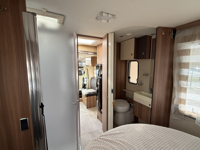 Chausson Flash 718 EB cama queen+cama abatible portabicicletas panel solar antena parab&oacute;lica el&eacute;ctrica TV puerta mosquitera remis plisado foto: 17