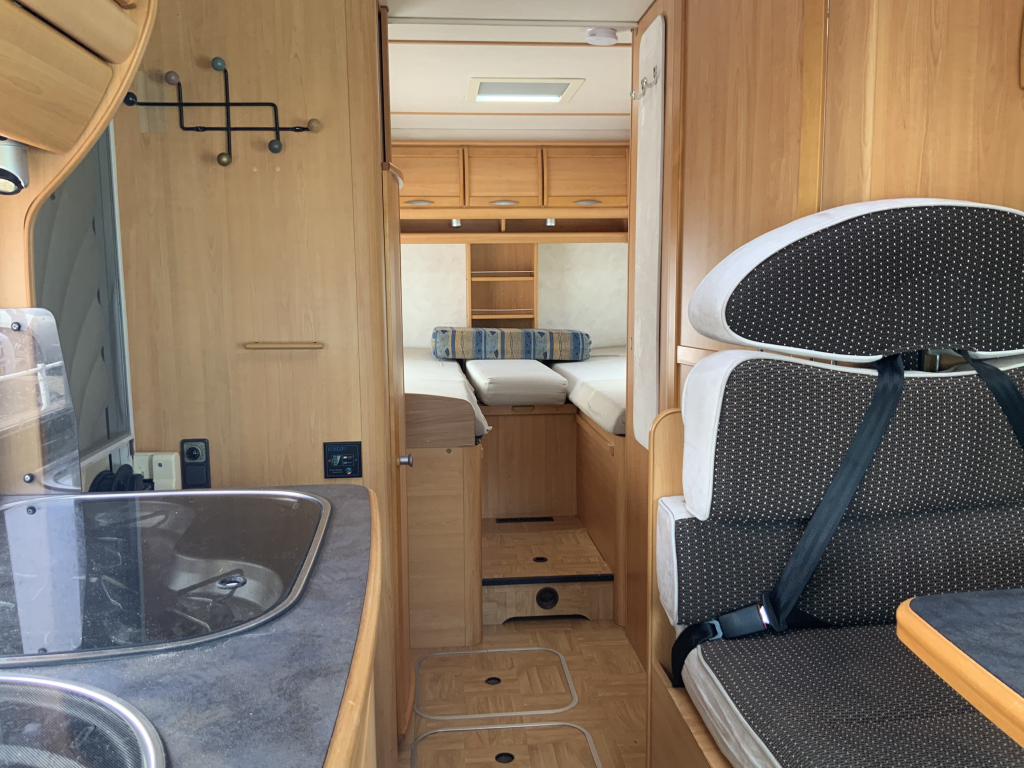 LMC  Fiat Ducato  2,8 JTD  128 PK , AUTOMAAT   Half-integraal ,  Motor-airco , 2 Lengte-bedden ( Laag ) , Alko-chassis  etc. Bj 2003 Camper centrum on the road Marum  foto: 4