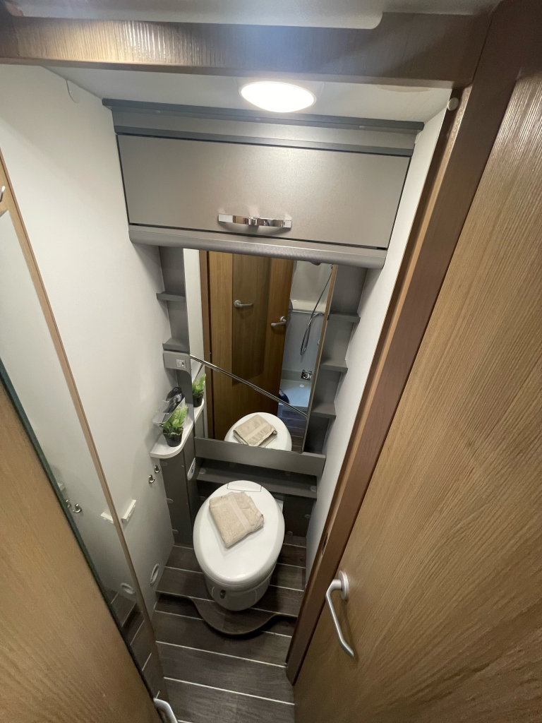 Adria Twin 640 SPX DWARSBED ZONNEPANEEL BEARLOCK EURO6 foto: 9