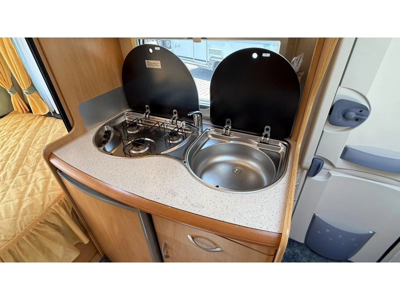 Hobby De luxe Easy 450 UF cama transversal asiento redondo inodoro foto: 7