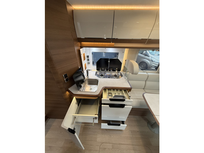 RAPIDO 896 F 160 PK face to face slechts 12.000 dkm Queensbed+hefbed luifel 2x tv camera grote garage dakairco Truma hordeur foto: 14