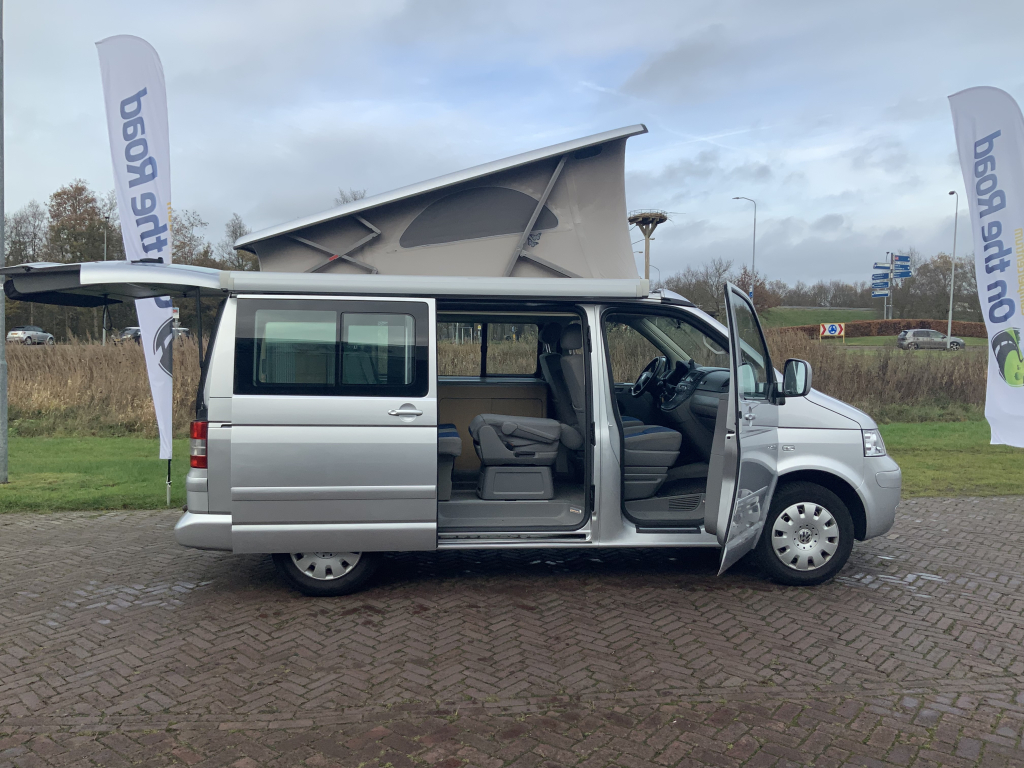 VW Westfalia California 2.5 TDi 130 PS, 5 Sitzpl&auml;tze, 4 Schlafpl&auml;tze, Elektr. Hubdach / Seitent&uuml;r, Bj 2006 Camper Centrum On the Road am Noorderringweg 4 in Marum. Foto: 2