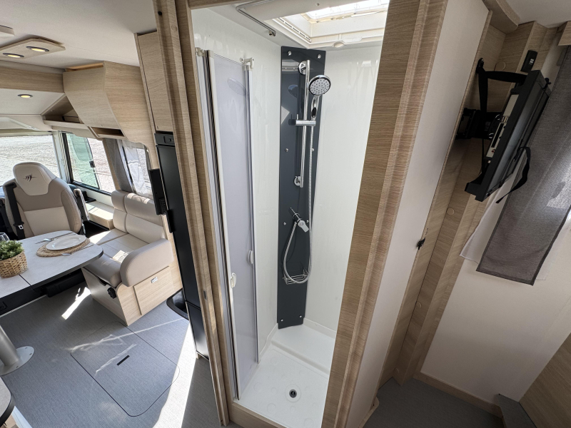 Rapido I 886 F Automaat Queensbed Hefbed  foto: 16