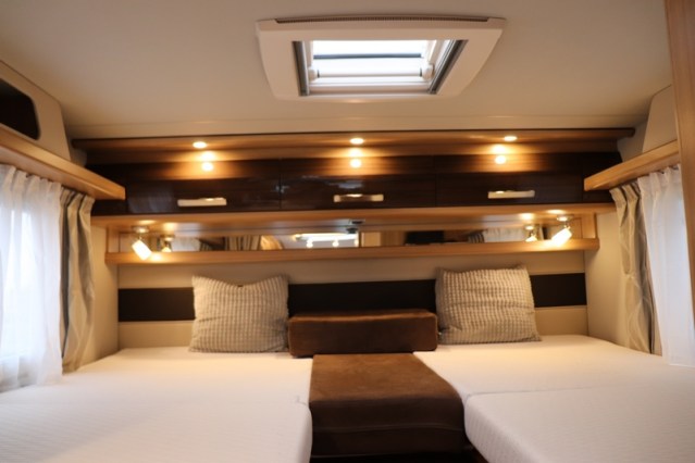 9-speed AUTOMATIC Knaus Platinum Edition Sun TI 650 flat floor single beds (80 photo: 47