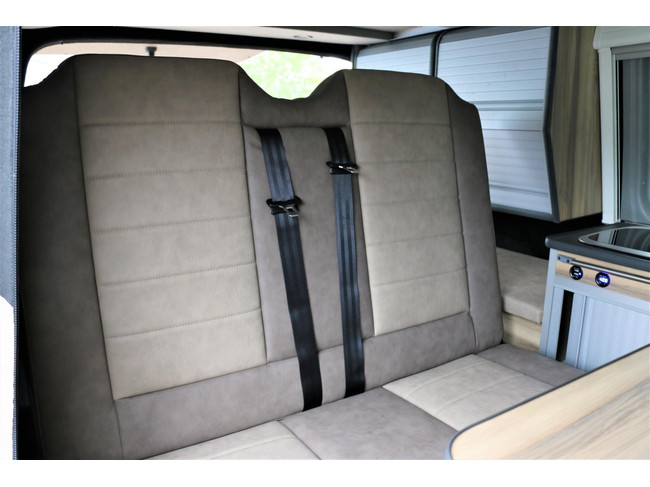 Volkswagen Transporter 2.0 tdi 150pk Aut. 4 Slaapplaatsen, Cruise, airco, Nieuw interieur, draaibare passagiersstoel, trekhaak, two tone, hor, bom vol!!! foto: 11