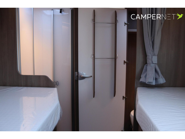 Carado T447 Edition 26 165pk Automaat | Lengtebedden | Luifel | Hefbed | Gescheiden douche | Fietsendrager | 12'' Ford multimediasystee foto: 20