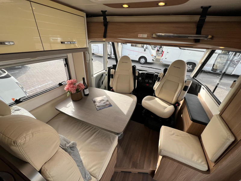 Bürstner Aviano I 727 queensbed hefbed 150PK  foto: 1