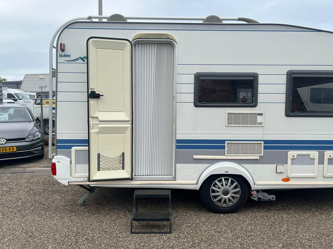 Hobby De Luxe 400 SF | Awning | Bicycle Rack | Semi-Automatic Mover | Fixed Bed | Dinette (Train Seating) | Tempo 100 | Shock Absorbers photo: 19