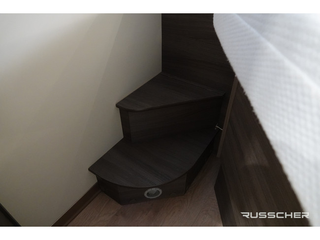 Mc Louis NEVIS | 150Pk | Queensbed | Dakairco | Luchtvering | Zonnepaneel foto: 15