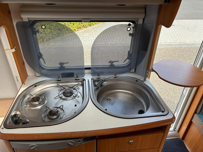 HOME-CAR 526h Racer 470 UE | 2 Enkele bedden | Volautomatische mover | Fietsendrager | Zakluifel | 3-Pits gasfornuis foto: 13