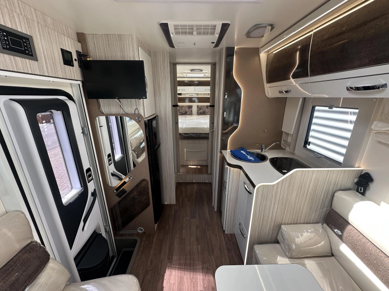 Elnagh Magnum 582 140PK Queensbed Dakairco  foto: 4