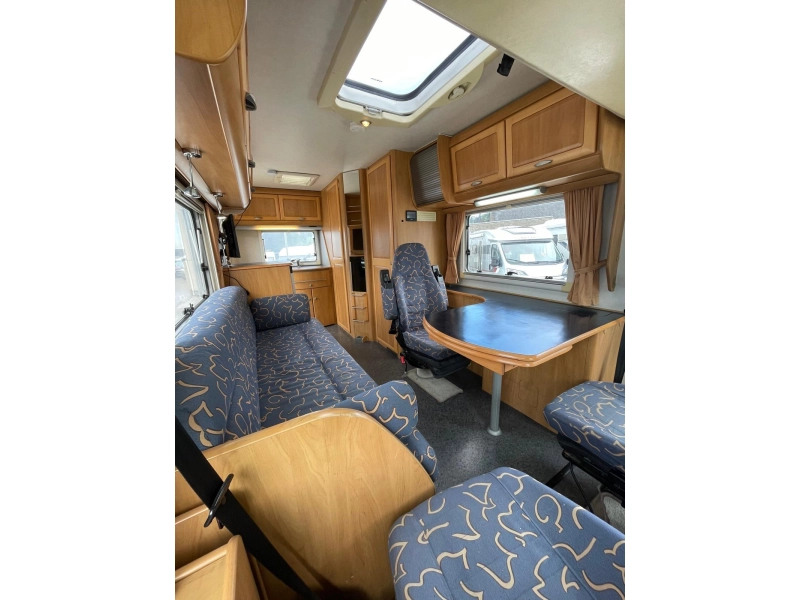 Hymer B 584 Hefbed bar-indeling 2000  foto: 7