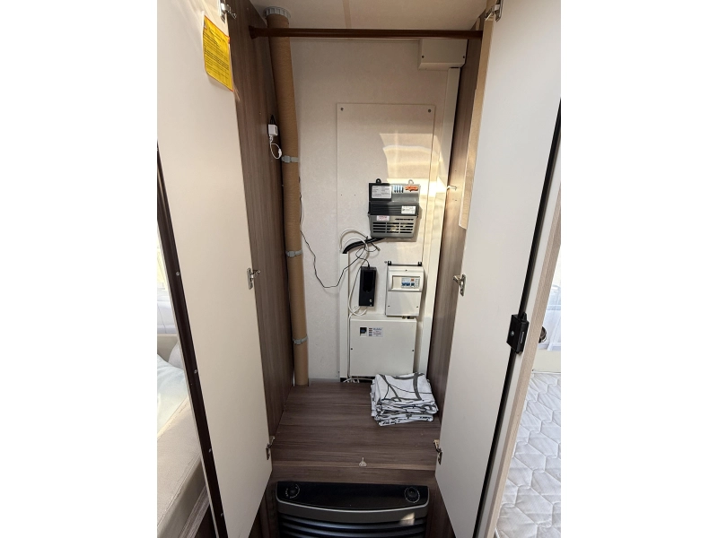 Hobby De luxe Easy 400 SF transverse bed dinette toilet photo: 5