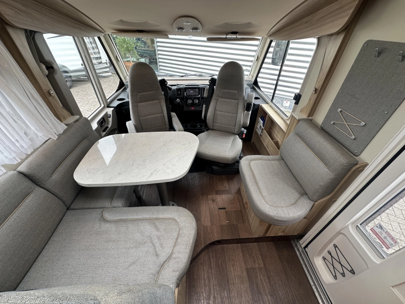 Hymer B698 Queensbed L-seat 150HP TV photo: 17