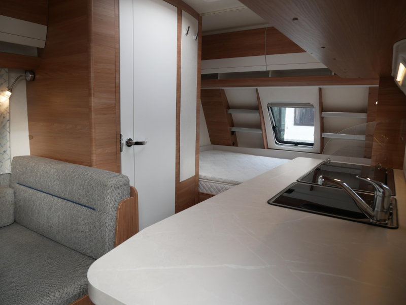 Hobby De Luxe 440 SF Incl. mover en fietsenrek  foto: 5