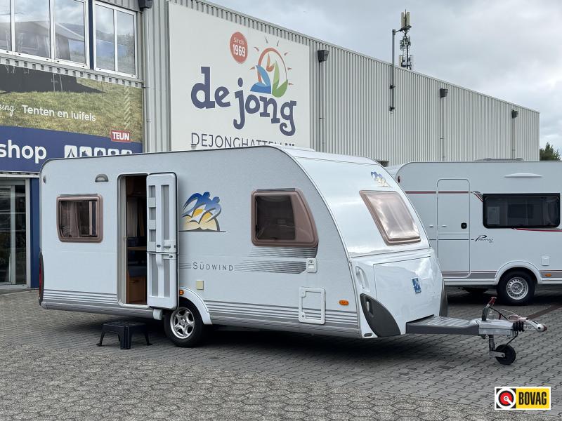Knaus Sudwind 450 FU Black selection / rondzit 