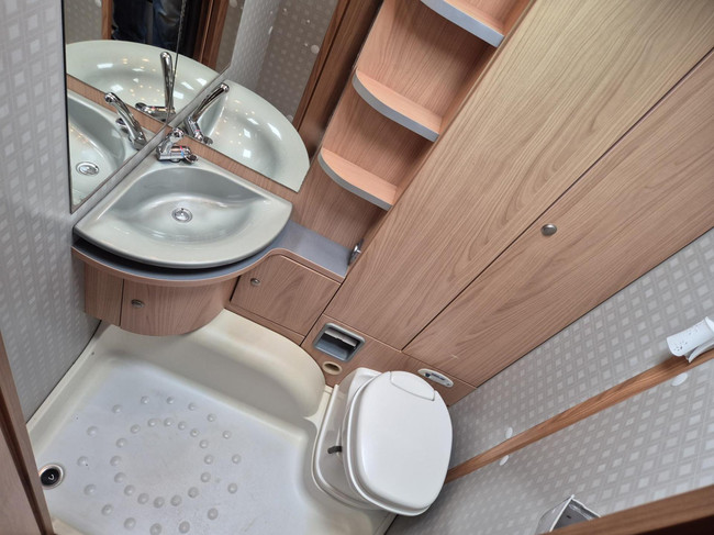 B&uuml;rstner 525 TS Belcanto lit Queen petite annexe photo: 15