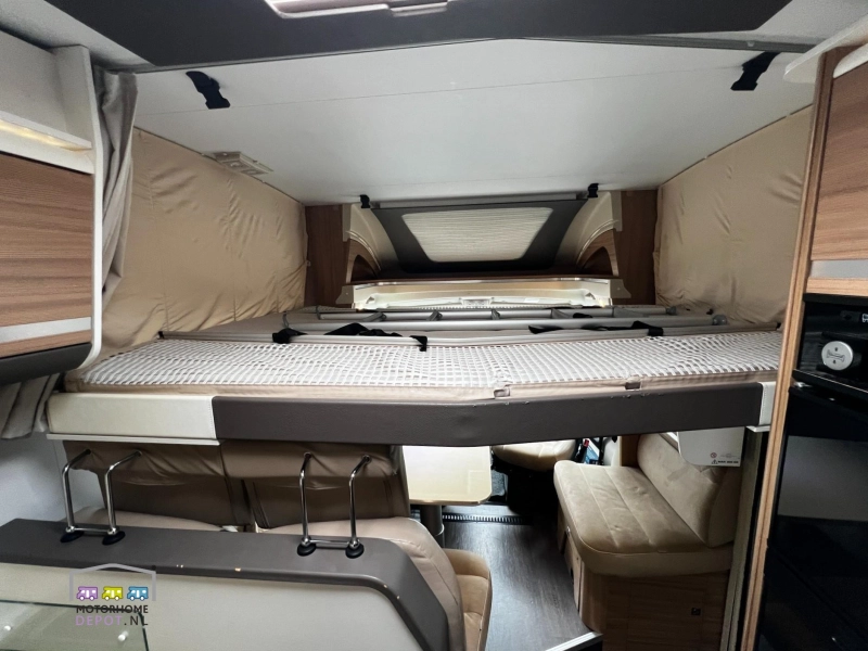 Adria Matrix M 670 SL Cama longitudinal y abatible foto: 9