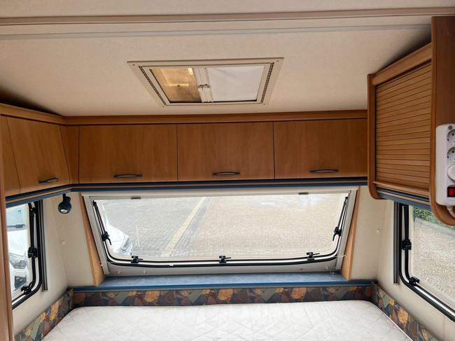 Hobby De Luxe 400 SF | Awning | Bicycle Rack | Semi-Automatic Mover | Fixed Bed | Dinette (Train Seating) | Tempo 100 | Shock Absorbers photo: 17