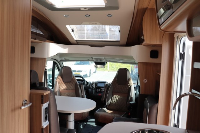 9 traps AUTOMAAT Knaus Platinum Edition Sun TI 650 vlakke vloer enkele bedden (80  foto: 30