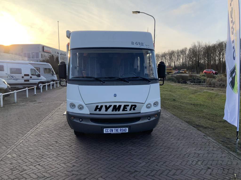 Hymer B 614 2.8 JTD 146 PK Integraal, Dwars – bed & Hef-bed, Garage etc., Bj. 2005 Camper centrum on the road foto: 1
