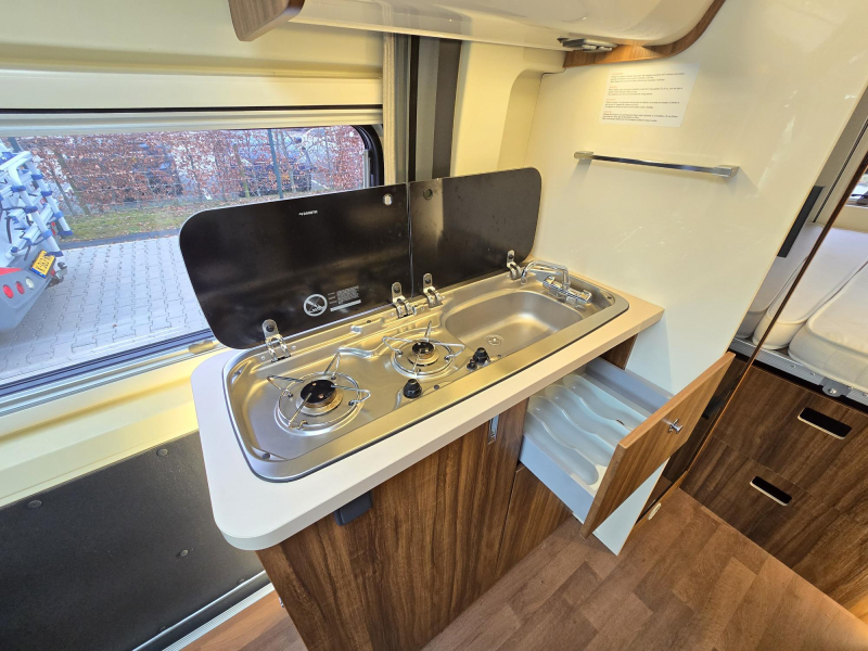 Karmann Davis 590 Fixed Bed Automatic 150hp photo: 14