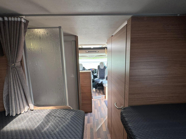 Weinsberg 700MEG CaraCore 9T-Automatic Single Beds Pull-down Bed Awning Bicycle Rack photo: 17