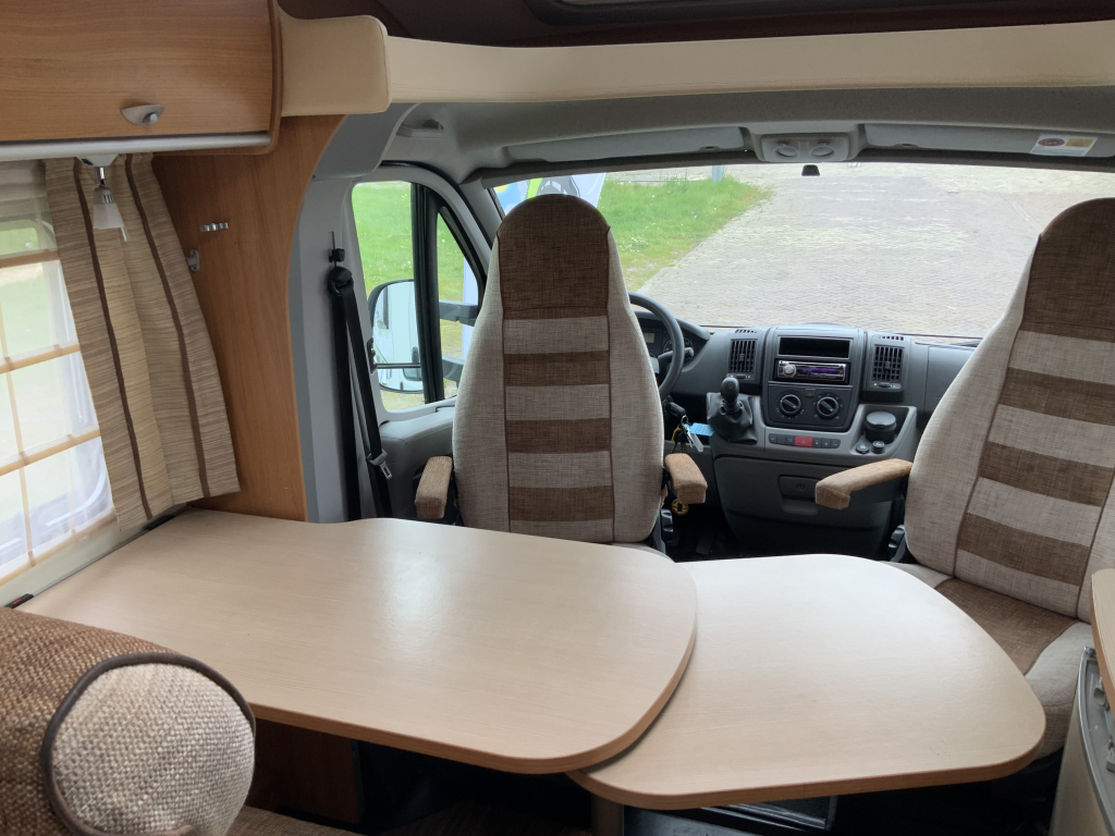 Bürstner Nexxo 569 Halfintegraal, Treinzit, Fransbed, twee draaistoelen, kleine camper, Bj. 2010 Camper centrum on the road  foto: 7