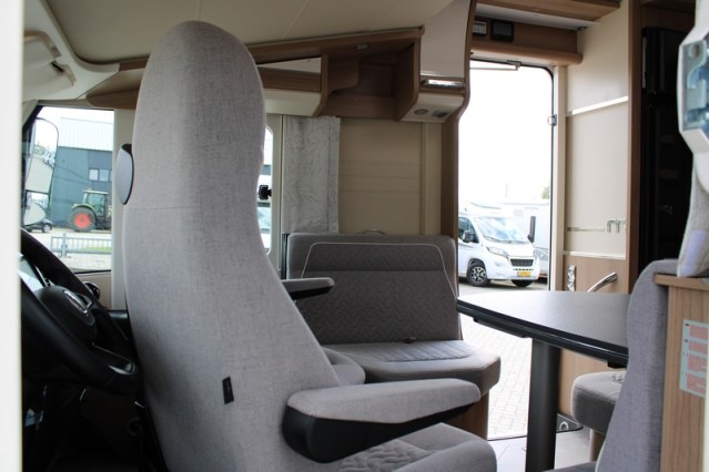 Robuuste AUTOMAAT 180 pk Malibu I 490 LE by Carthago hef-en enkele lengte bedden (124  foto: 26