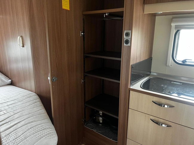 Bürstner Nieuwe Koppeling | Frans Bed | 4 Pers | Off Grid | Elektrisch Hefbed foto: 19
