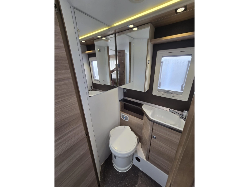 Adria Coral S 670 SL camas longitudinales/5 plazas con cintur&oacute;n foto: 15