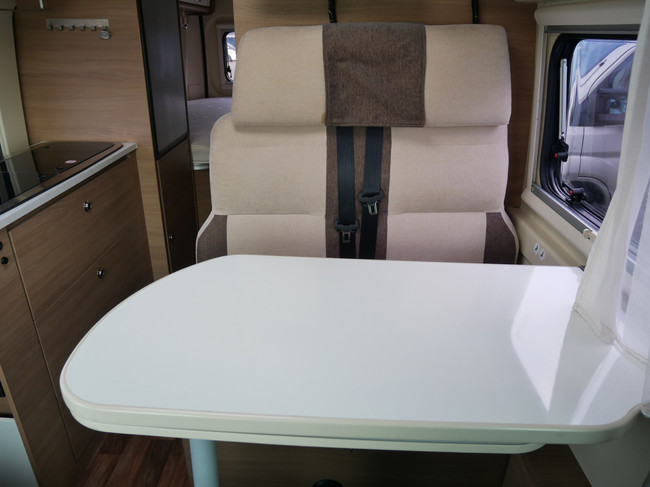 Karmann Davis 620, 6.40 Meter Buscamper, Lengtebedden foto: 10
