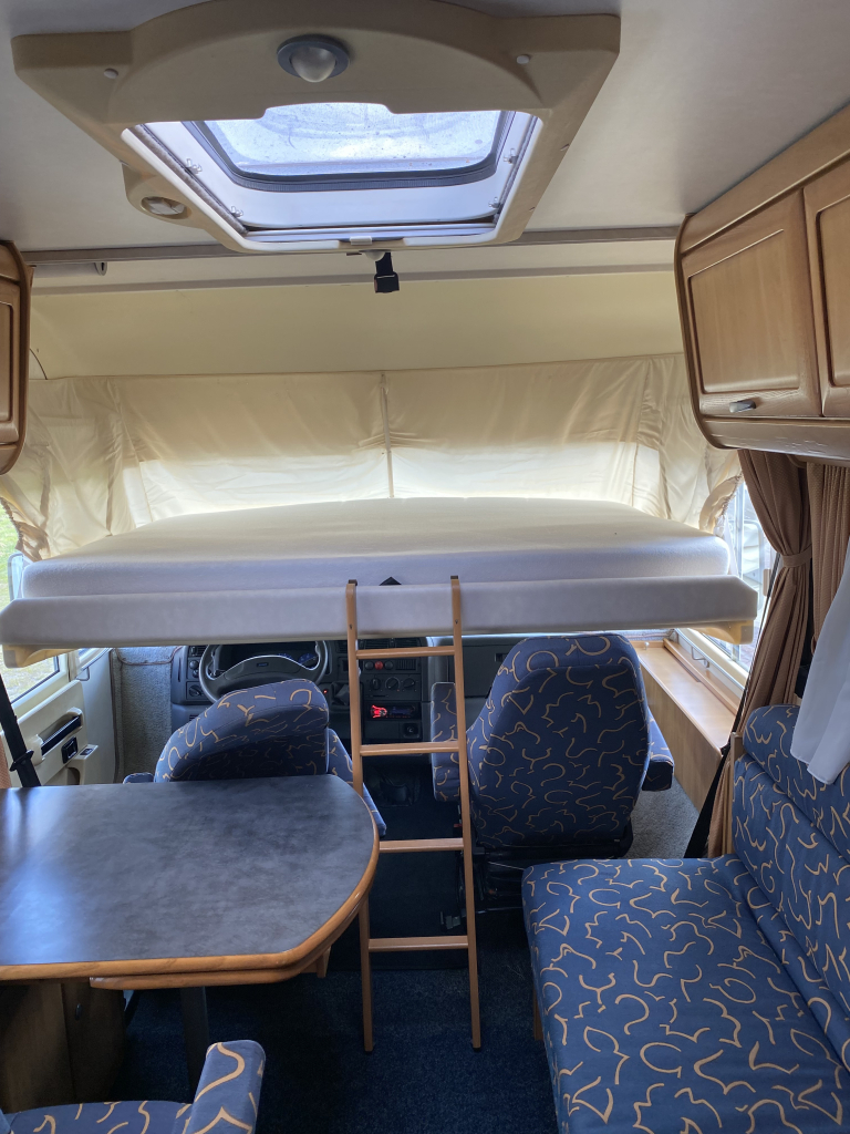 Hymer B 584 2.8 JTD 128 Pk Integraal, Hef-bed voor, Lange-bank, 3 Draaistoelen, Eindkeuken etc. Bj. 2002. B 584 Marum foto: 11