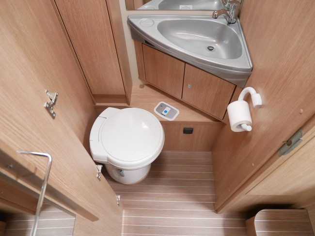 CAPRON Orangecamp T700, Distribuci&oacute;n espaciosa, Cama transversal, Garaje XL foto: 14