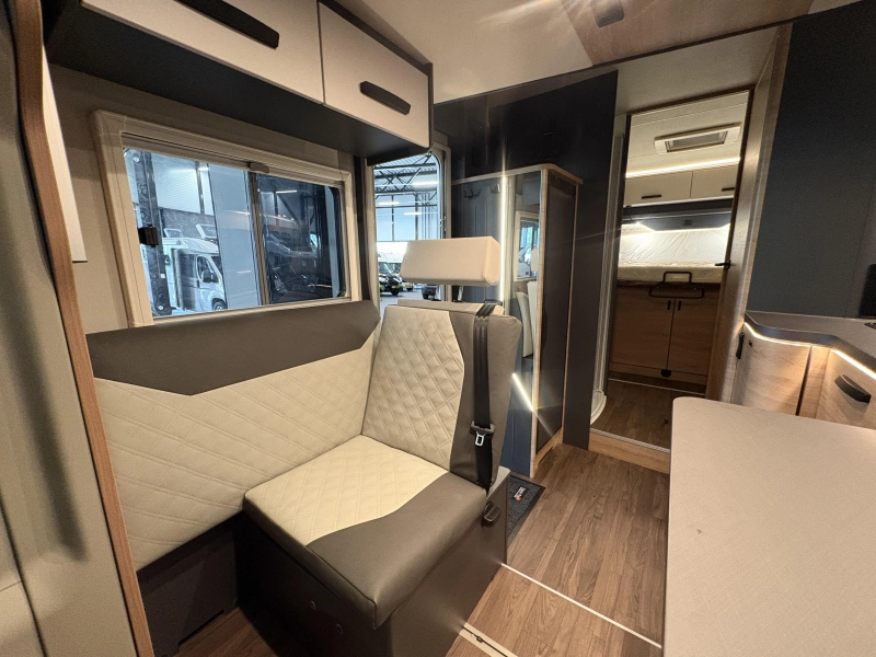 Knaus L!ve Wave 700 DX 180hp automatic /queen bed photo: 10