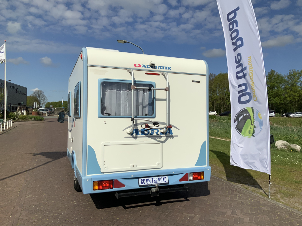 Adria   Compact   2.3 MultiJ. 130 PK , Half-integraal  , Frans-bed achter , Motor-airco , Trekhaak , Kleine camper , Bj. 2009 Camp centrum on the road Marum foto: 25