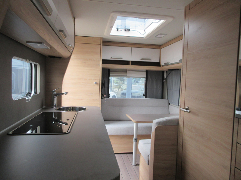 Knaus Sudwind Black Selection 420 QD COMPACT EN GROTE KEUKEN ! Foto: 3