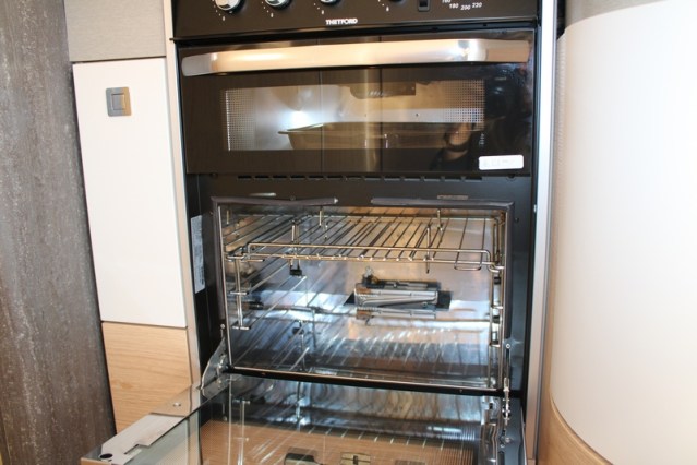 Volledig luchtgeveerde Hymer B ML I 780 9 G Tronic Automaat 170 pk Mercedes 417 CDI (53  foto: 39