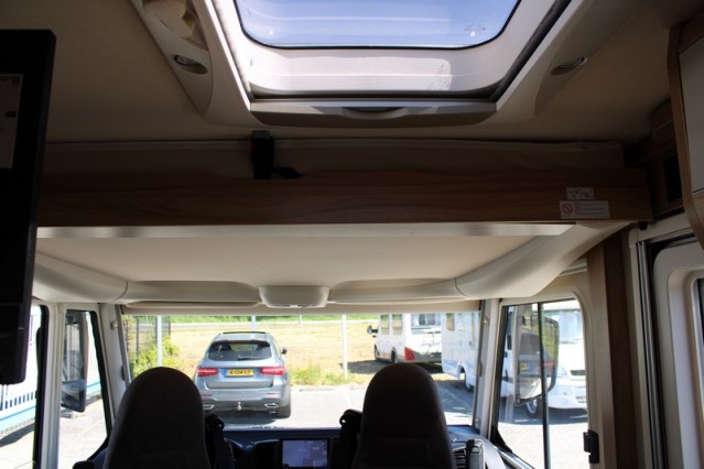 Compacto Hymer Exsis i 474 Fiat 160 cv estrecho ligero camas individuales y cama abatible (55 foto: 57