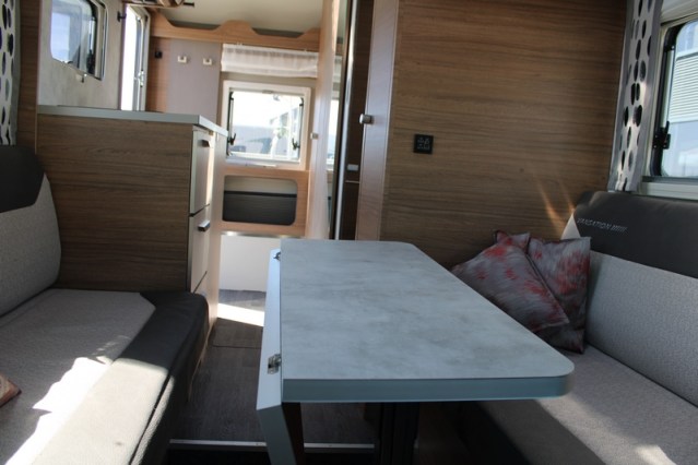 Zeer compacte Knaus Tourer VAN 500 LT Bulli AUTOMAAT voorzien van Face to Face salon (82  foto: 34