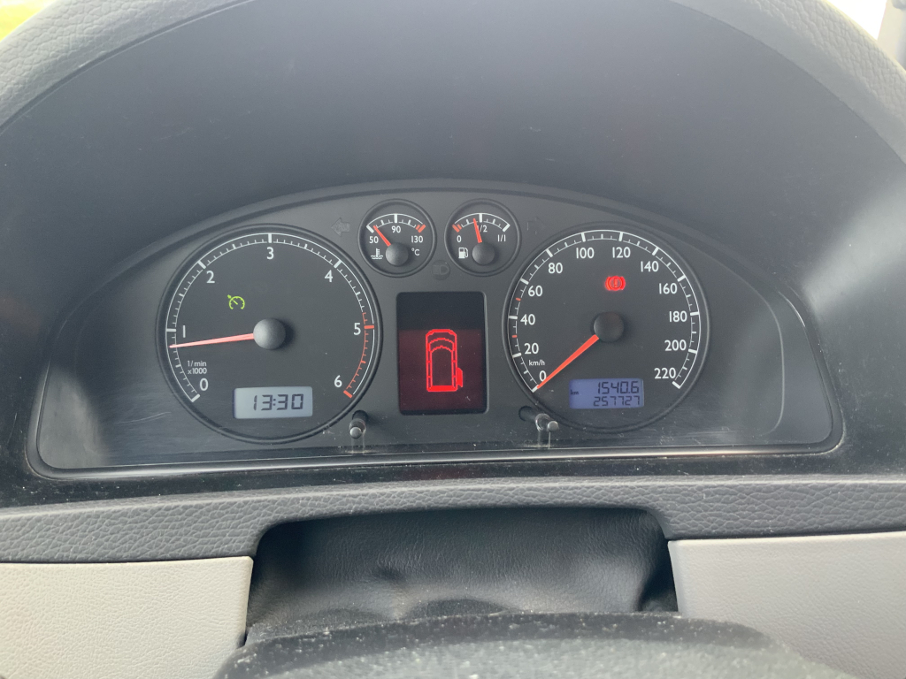 VW Westfalia California 2.5 TDi 130 PS, 5 Sitzpl&auml;tze, 4 Schlafpl&auml;tze, Elektr. Hubdach / Seitent&uuml;r, Bj 2006 Camper Centrum On the Road am Noorderringweg 4 in Marum. Foto: 17