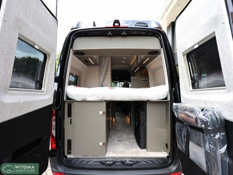 Hymer Grand Canyon S 600 4x4 Wie jarig = trakteert  foto: 21