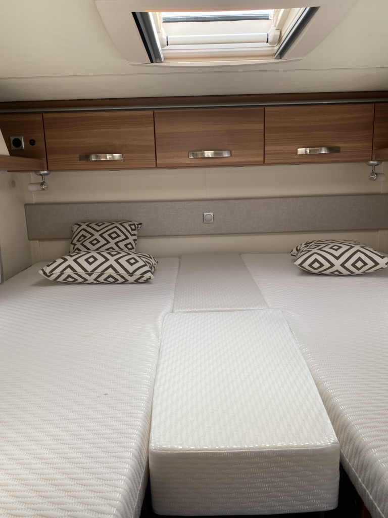 Weinsberg Pepper 600 Peugeot 163 PK, Half-integraal, 2 Lengte-bedden, Garage, Aut. schotel / LCD Camper Centrum On the Road aan de Noorderringweg 4 in Marum. foto: 10